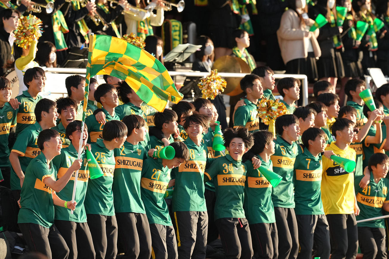 静岡学園対広島国際学院　盛り上がる静岡学園の応援スタンド（撮影・足立雅史）