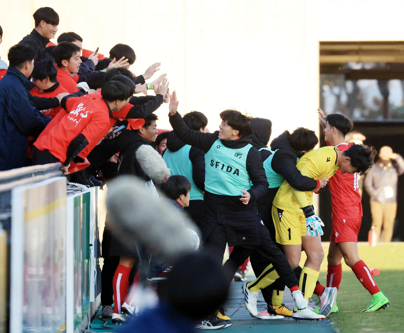 尚志対東福岡　尚志対東福岡　PK戦を制して初戦突破したGK後藤（右から2人目）ら東福岡イレブンはスタンドの応援団と喜び合う（撮影・浅見桂子）