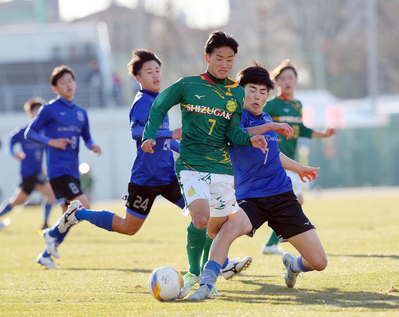 静岡学園対広島国際学院　後半、攻め込む静岡学園・原（中央）（撮影・足立雅史）