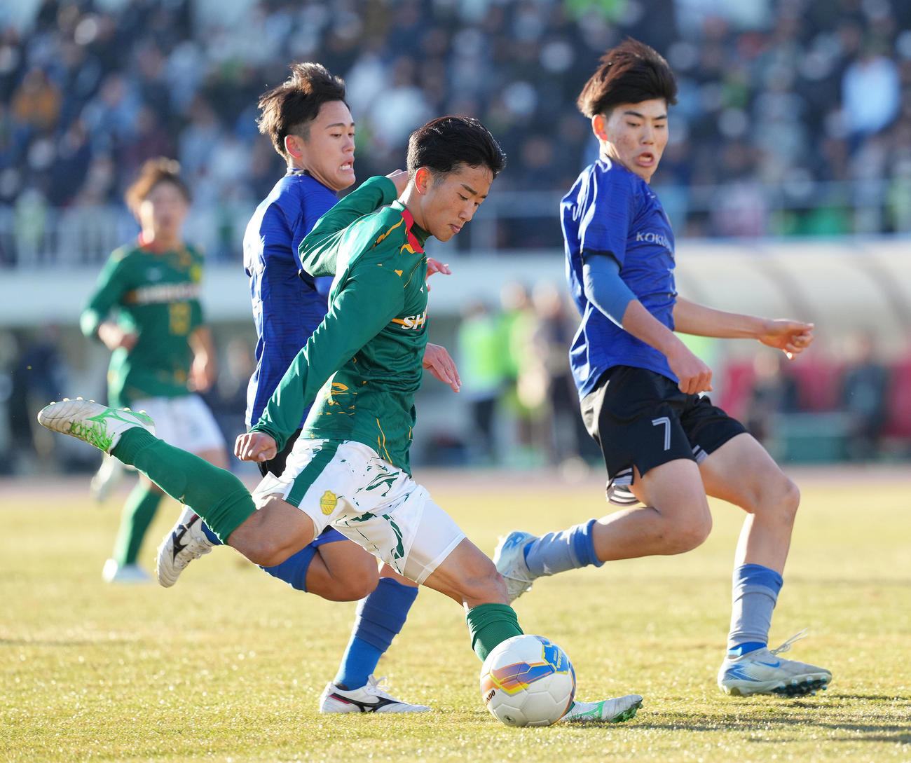 静岡学園対広島国際学院　後半、シュートを放つ静岡学園・原（左）（撮影・足立雅史）
