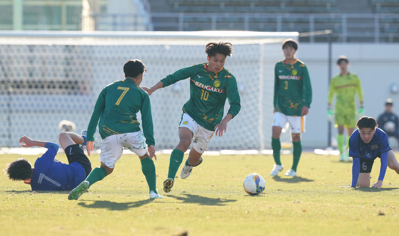 静岡学園対広島国際学院　後半、ドリブルで抜け出す静岡学園・堀川（中央）（撮影・足立雅史）