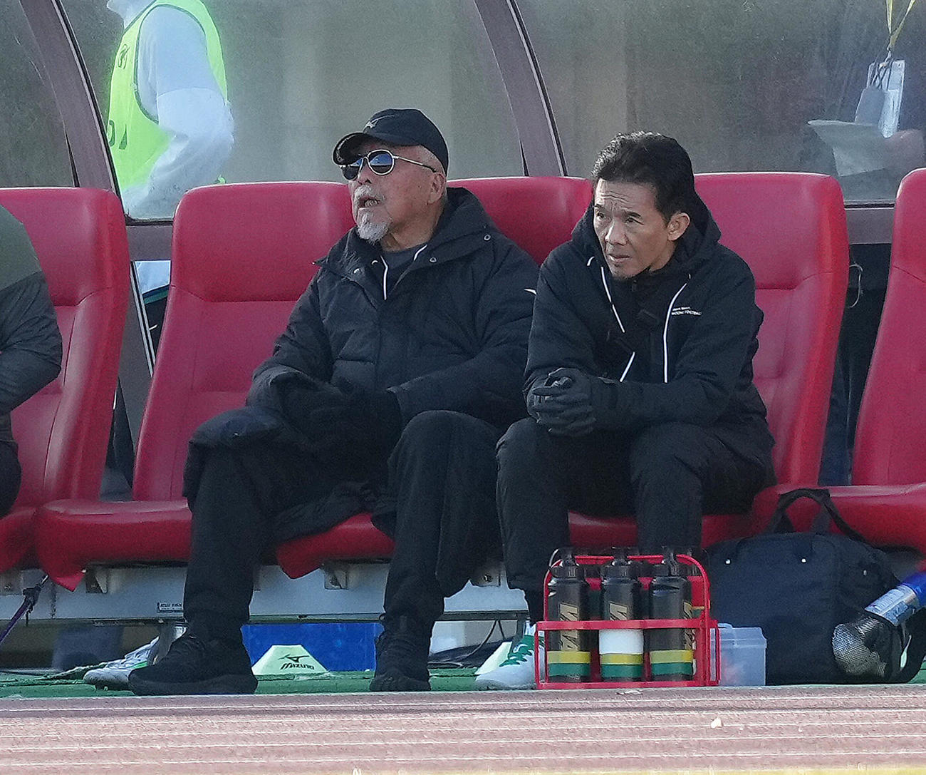 静岡学園対広島国際学院　試合を見つめる静岡学園・井田元監督（左）（撮影・足立雅史）