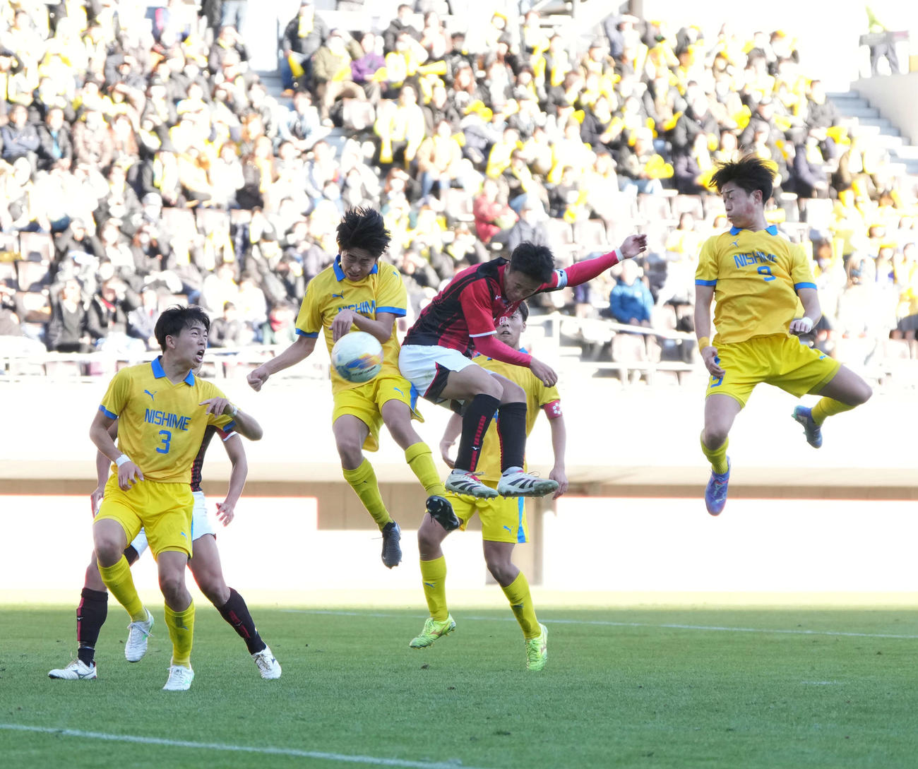 西目対日章学園　前半、日章学園・高岡（中央）はヘディングでゴールを決めハットトリック（撮影・小沢裕）
