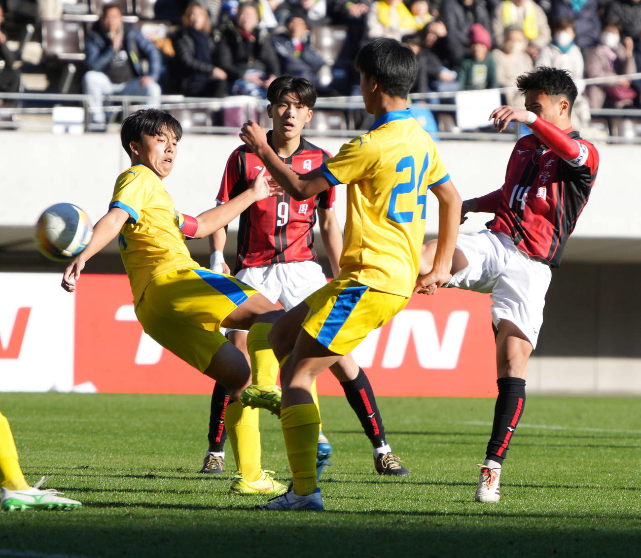 西目対日章学園　前半、日章学園・高岡（右）は先制ゴールを奪う（撮影・小沢裕）
