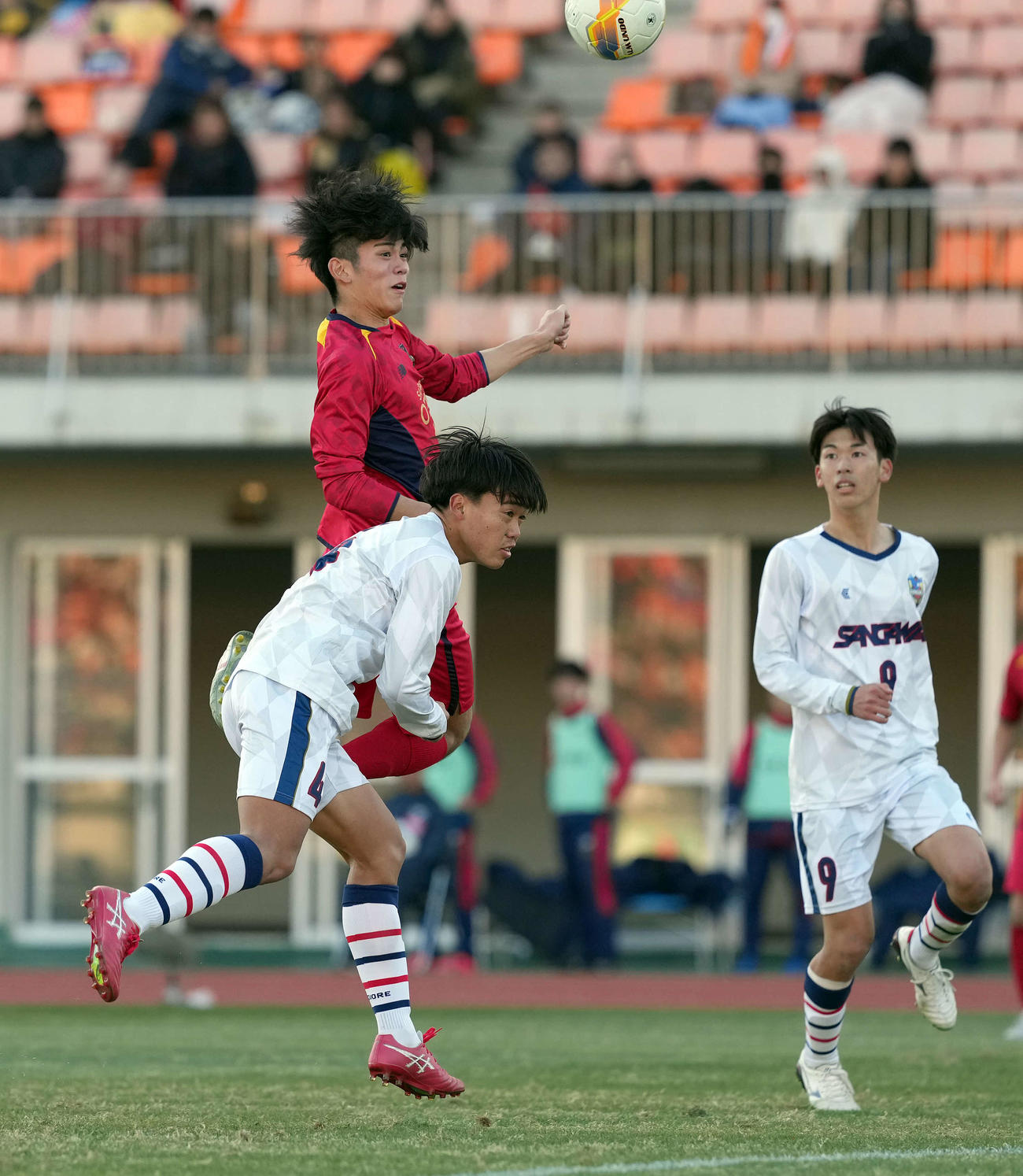 寒川対札幌大谷　後半、ヘディングで先制のゴールを決める札幌大谷・真浦（撮影・たえ見朱実）