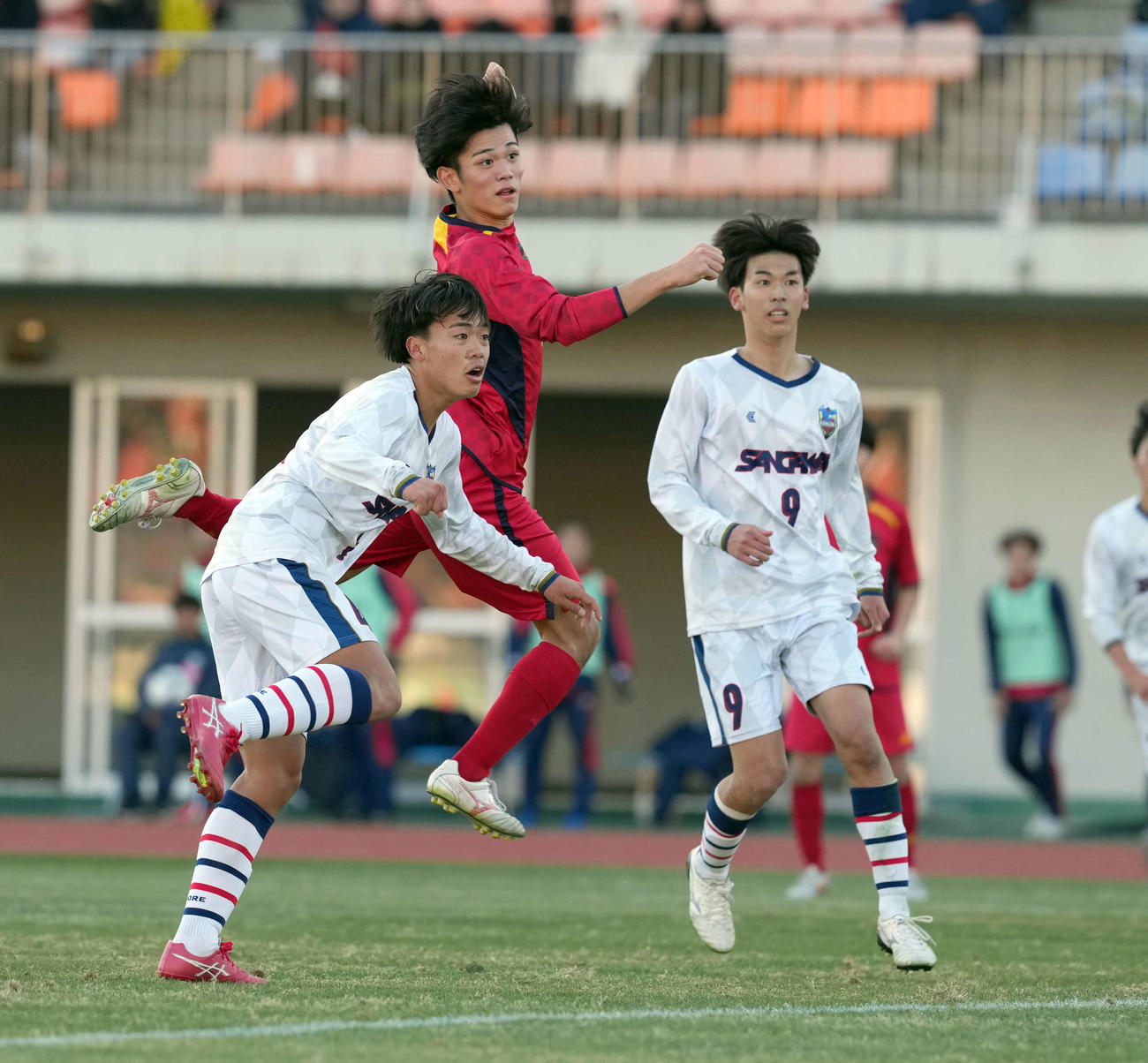 寒川対札幌大谷　後半、ヘディングで先制のゴールを決める札幌大谷・真浦（撮影・たえ見朱実）