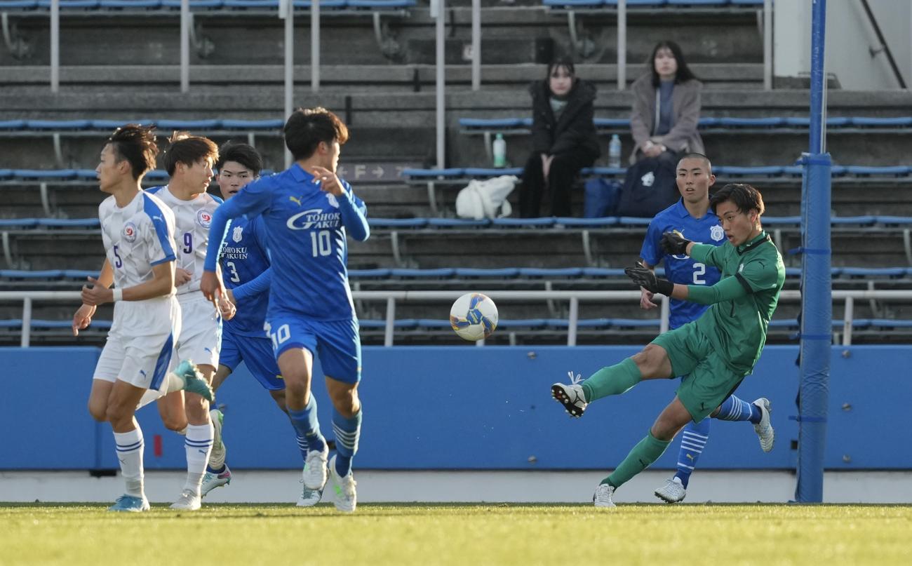 東北学院対奈良育英　後半、パントキックで佐々木のゴールをアシストする東北学院GK橋本（撮影・垰建太）