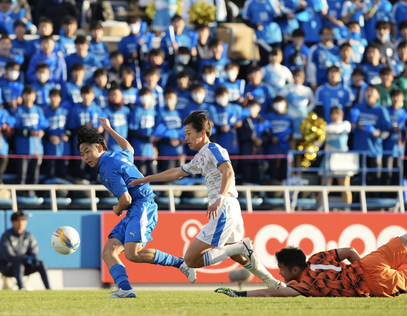 東北学院対奈良育英　後半、ゴールを決める東北学院・佐々木（左）（撮影・垰建太）
