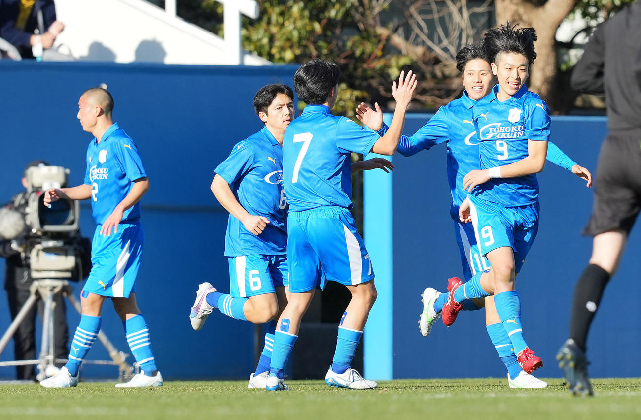 東北学院対奈良育英　前半、FKで先制ゴールを決め喜ぶ佐藤（右から2人目）ら東北学院の選手たち（撮影・垰建太）
