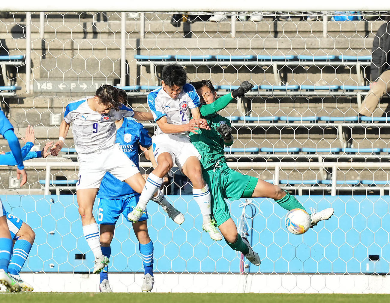 東北学院対奈良育英　前半、身体を張ってゴールを守る東北学院GK橋本（右）（撮影・垰建太）