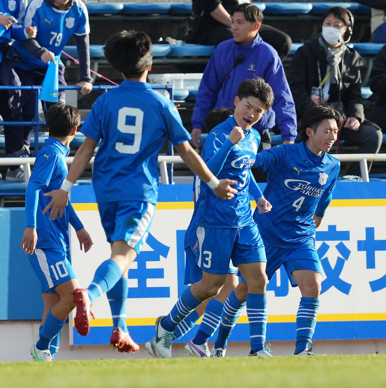 東北学院対奈良育英　後半、ヘディングでゴールを決めガッツポーズする東北学院・阿部（右から2人目）（撮影・垰建太）