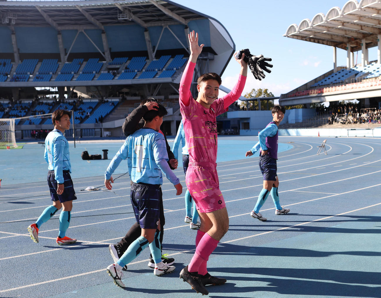 全国高校サッカー選手権　鹿児島城西対金沢学院大附PK戦で勝利しスタンドの応援団に手を振る金沢学院大附GK石山（撮影・水谷安孝）