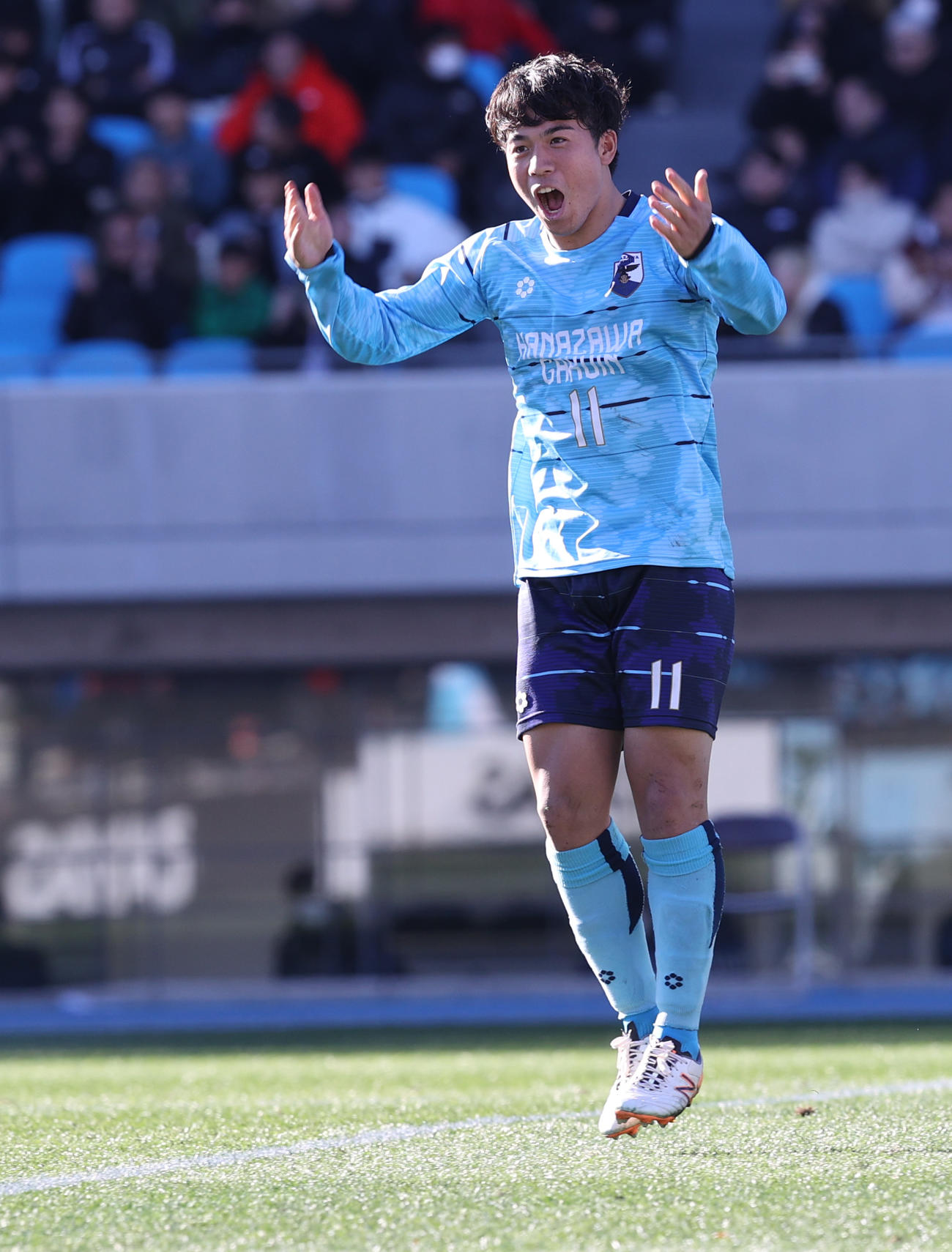 全国高校サッカー選手権　鹿児島城西対金沢学院大附PK戦、PKを決め味方を鼓舞する金沢学院大附・丸山（撮影・水谷安孝）