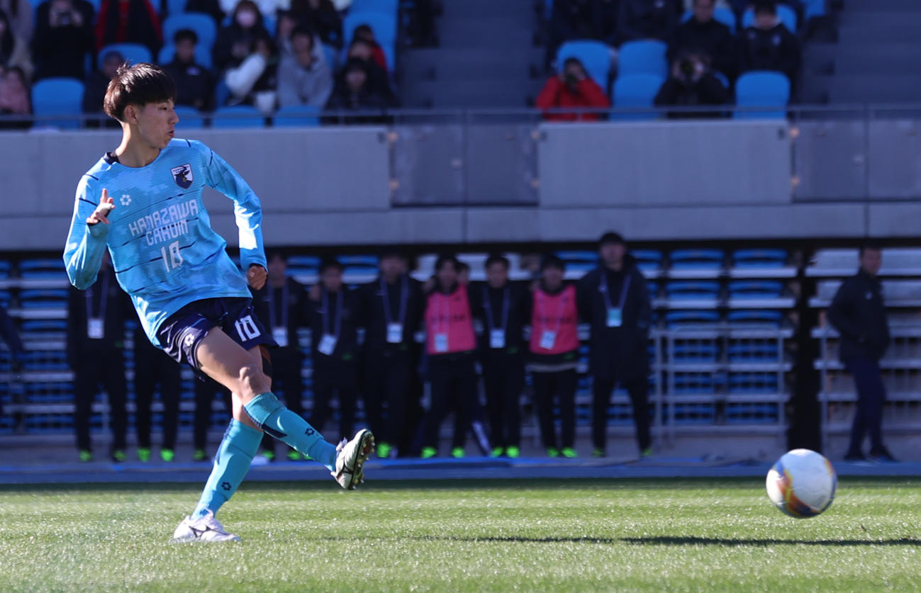 全国高校サッカー選手権　鹿児島城西対金沢学院大附PK戦、PKを決める金沢学院大附・今鷹（撮影・水谷安孝）