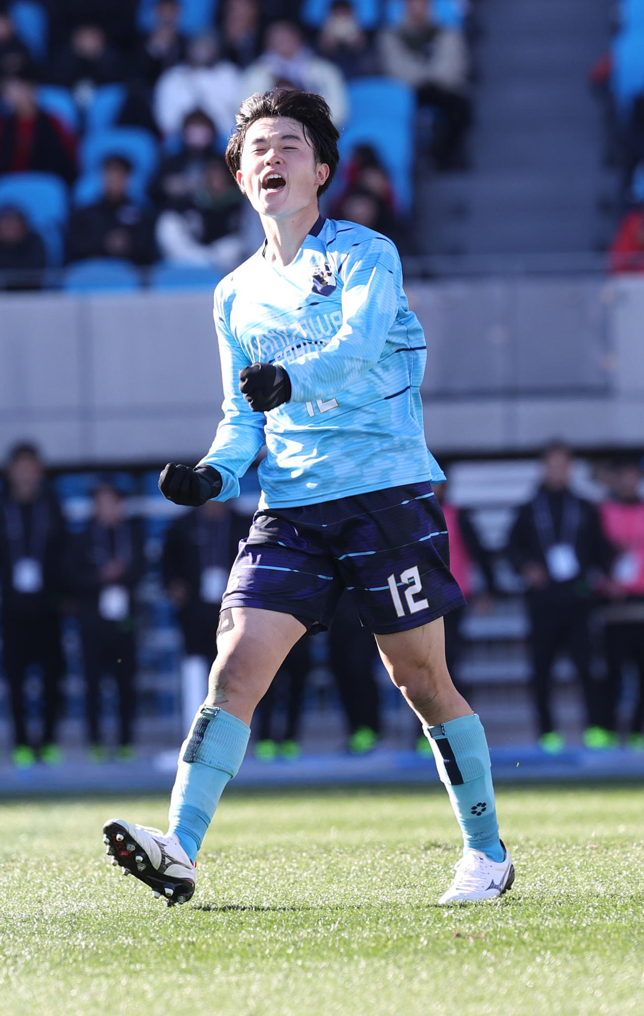 全国高校サッカー選手権　鹿児島城西対金沢学院大附PK戦、PKを決めガッツポーズする金沢学院大附・油野（撮影・水谷安孝）