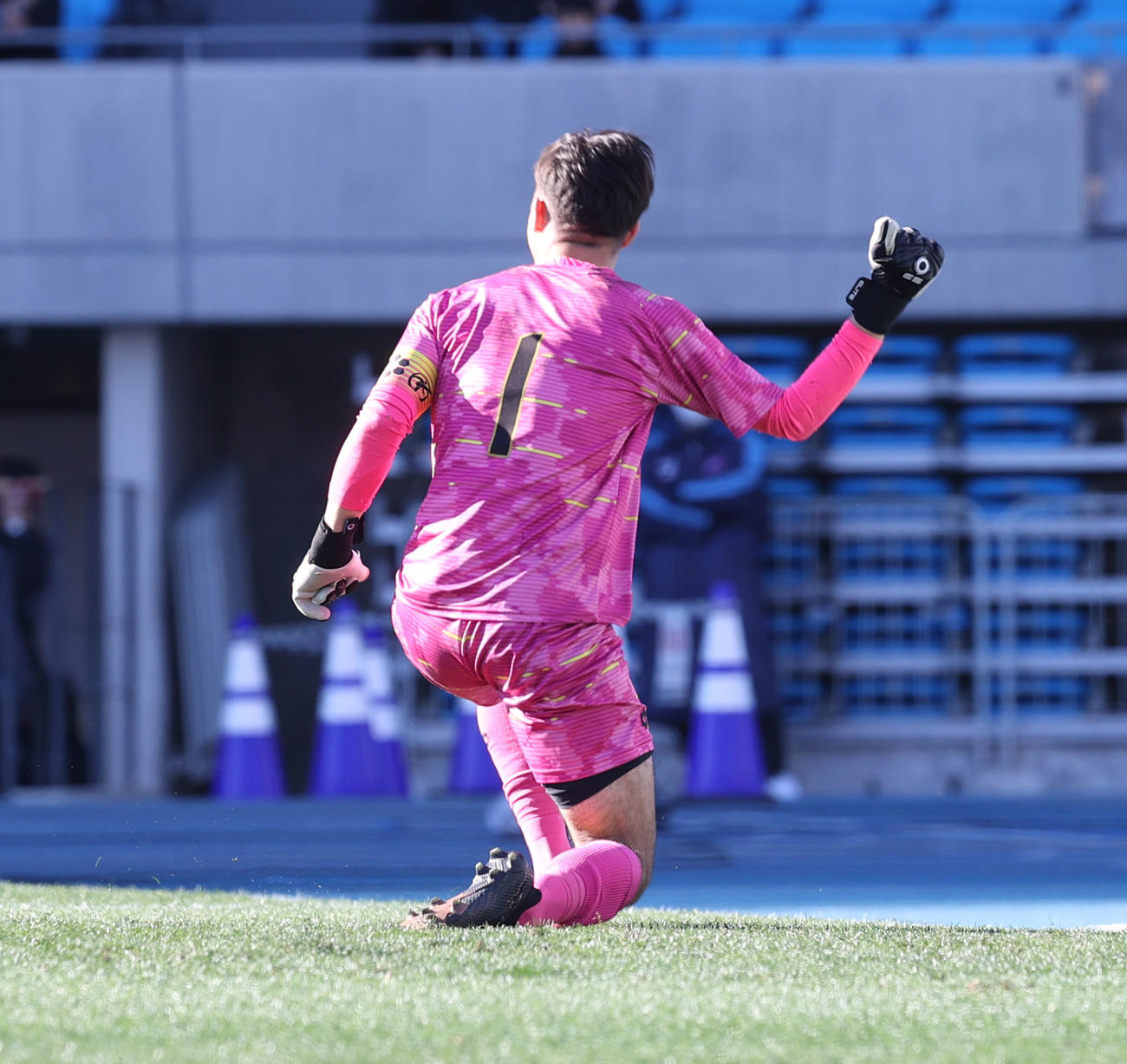 全国高校サッカー選手権　鹿児島城西対金沢学院大附PK戦、鹿児島城西・野村のPKを止めガッポーズする金沢学院大附GK石山（撮影・水谷安孝）