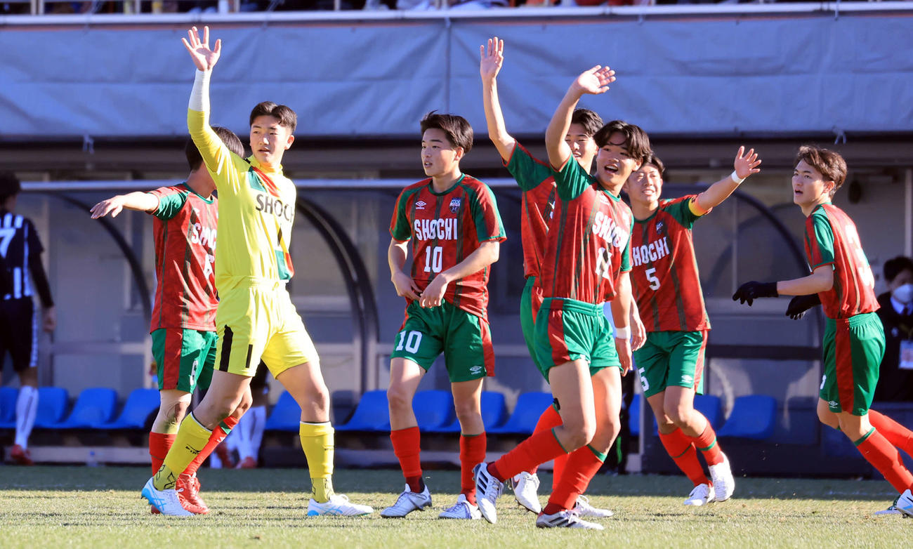 正智深谷対長崎総科大付　初戦突破し笑顔でスタンドに手を振る正智深谷イレブン（撮影・浅見桂子）