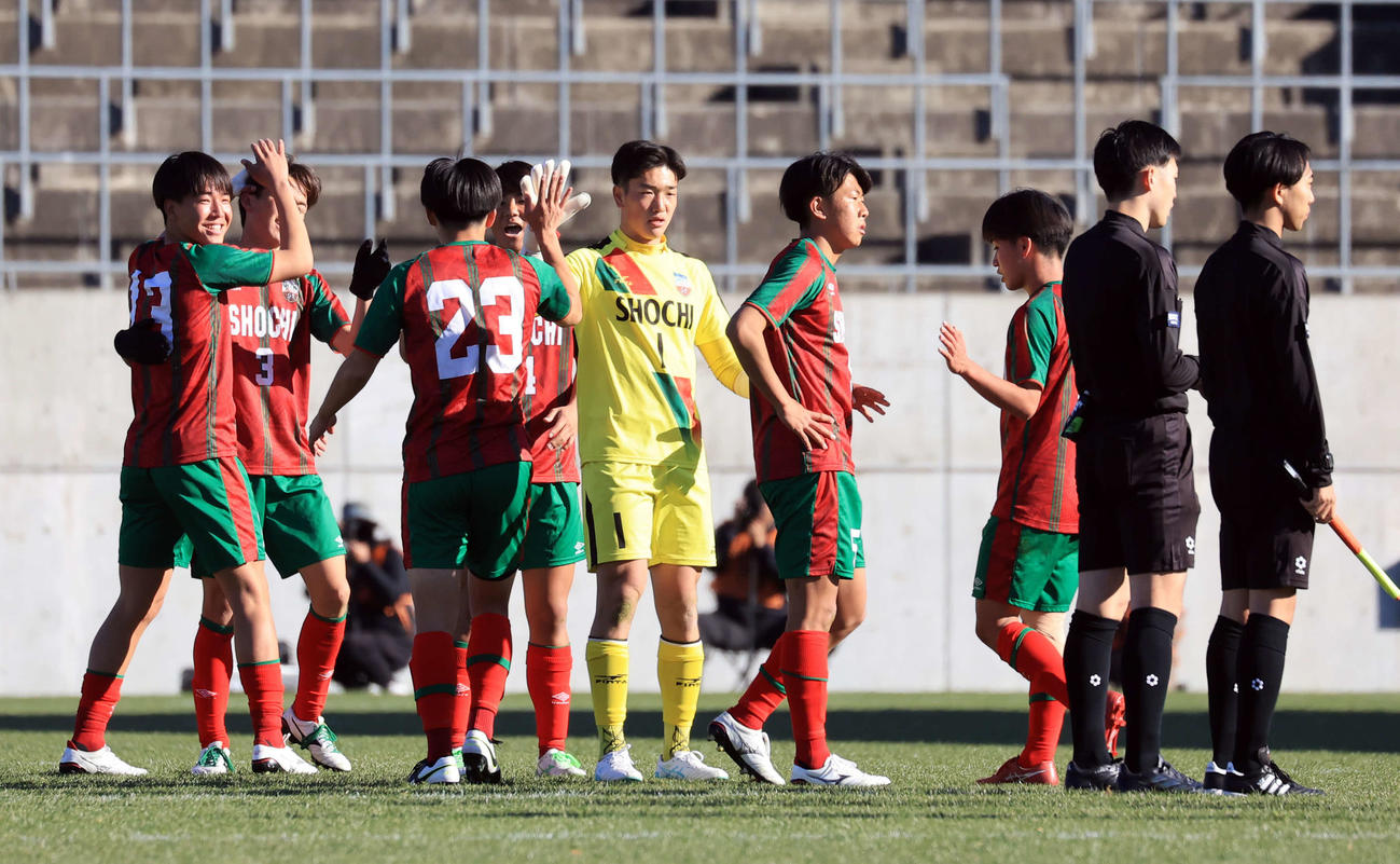 正智深谷対長崎総科大付　初戦突破し笑顔でハイタッチする正智深谷イレブン（撮影・浅見桂子）