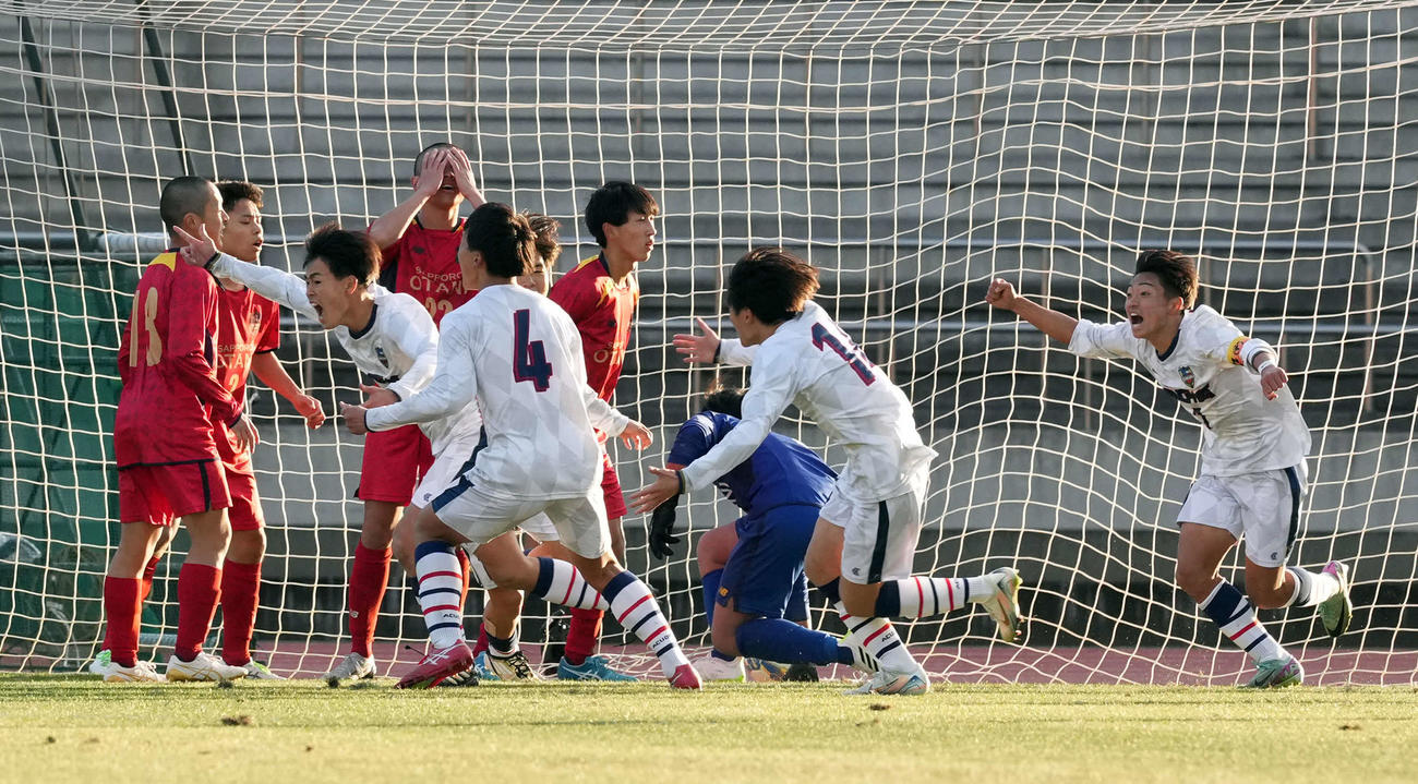 寒川対札幌大谷　後半終了間際、同点のゴールを決め喜ぶ寒川・藤原（左から3人目）（撮影・たえ見朱実）