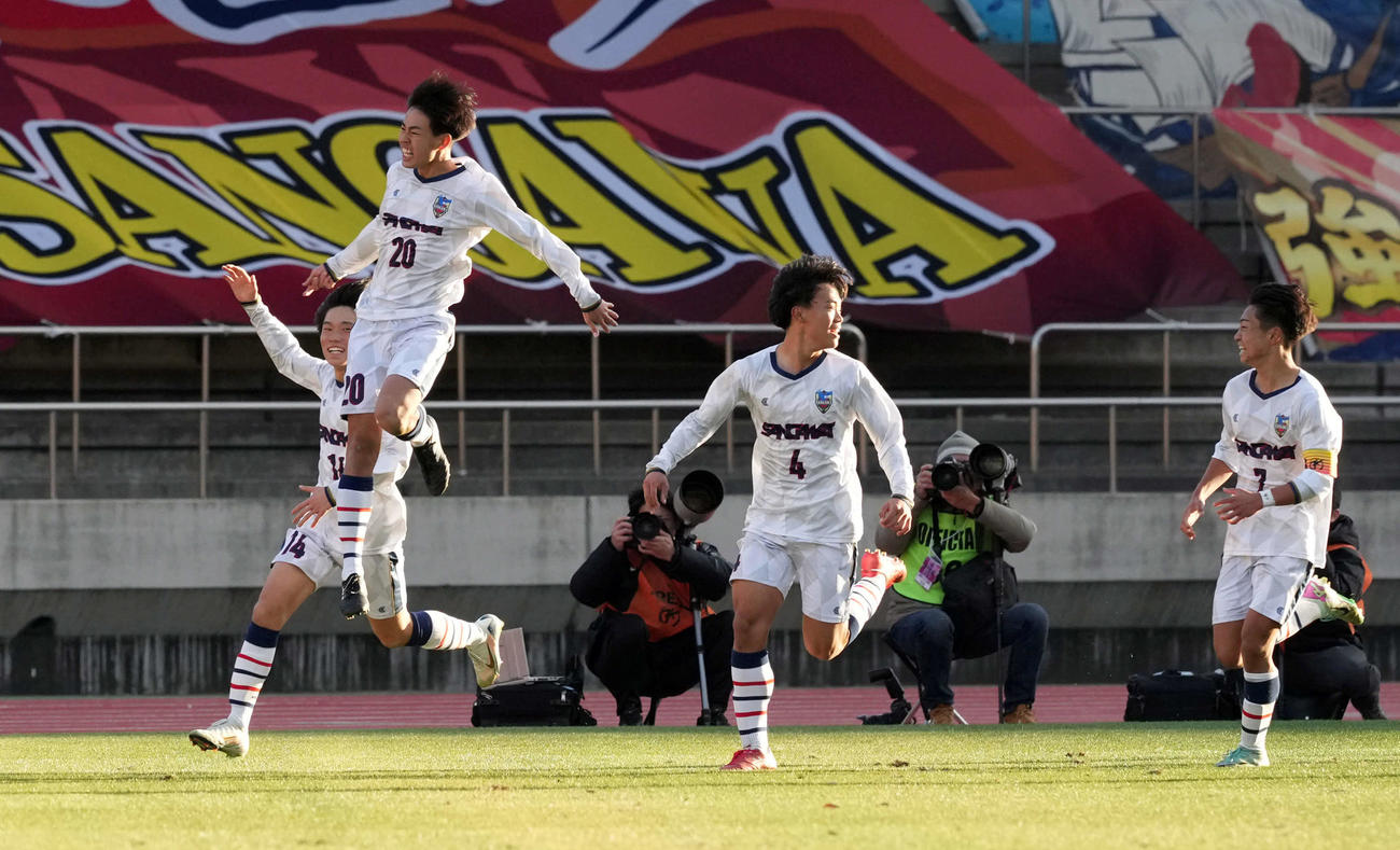 寒川対札幌大谷　後半終了間際、同点のゴールを決める寒川・藤原（左から2人目）（撮影・たえ見朱実）