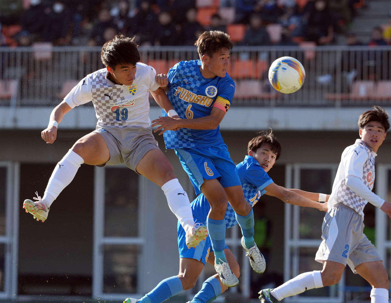 大津対福井商業　後半、ヘディンでゴールを決める大津・岩中。右は福井商業・谷田（撮影・たえ見朱実）