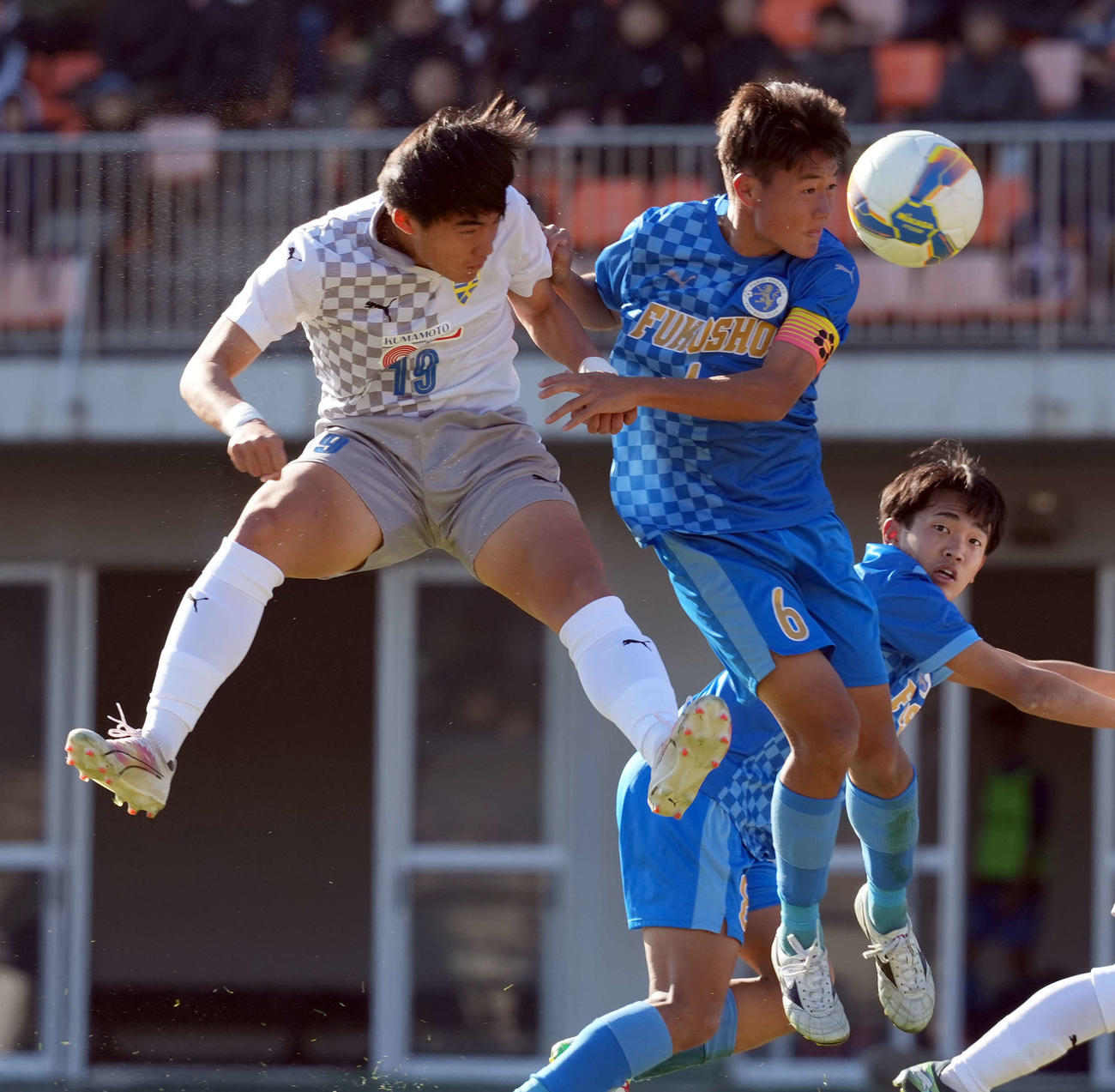 大津対福井商業　後半、ヘディンでゴールを決める大津・岩中。右は福井商業・谷田（撮影・たえ見朱実）