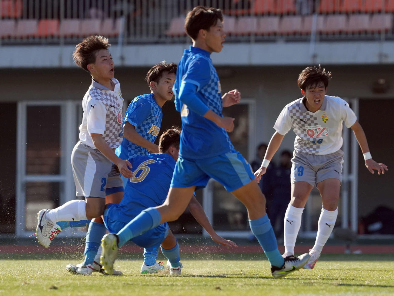 大津対福井商業　後半、ゴールを決める大津・溝口（左）（撮影・たえ見朱実）