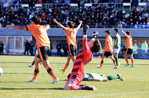 高校サッカー】高川学園が「トルメンタ」さく裂 3年前に敗れた青森
