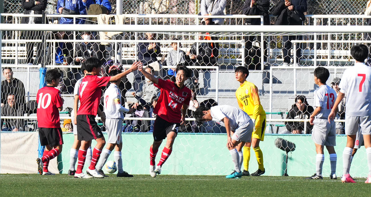 帝京大可児対大分鶴崎　後半、ゴールを決め、喜ぶ帝京大可児・青木（中央）（撮影・菅敏）