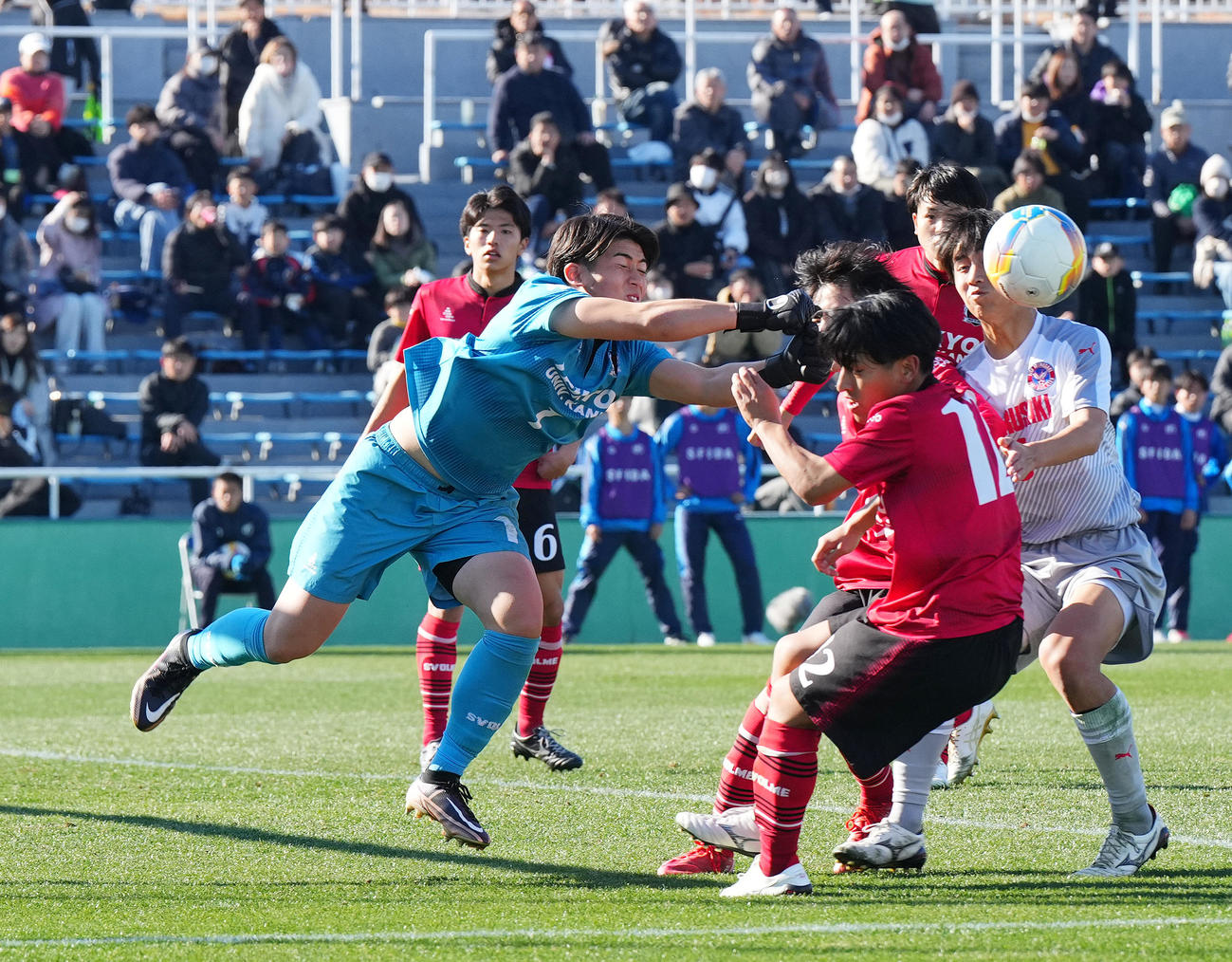 帝京大可児対大分鶴崎　帝京大可児対大分鶴崎　後半、ゴール前で競り合う帝京大可児・GK水野（左）（撮影・菅敏）