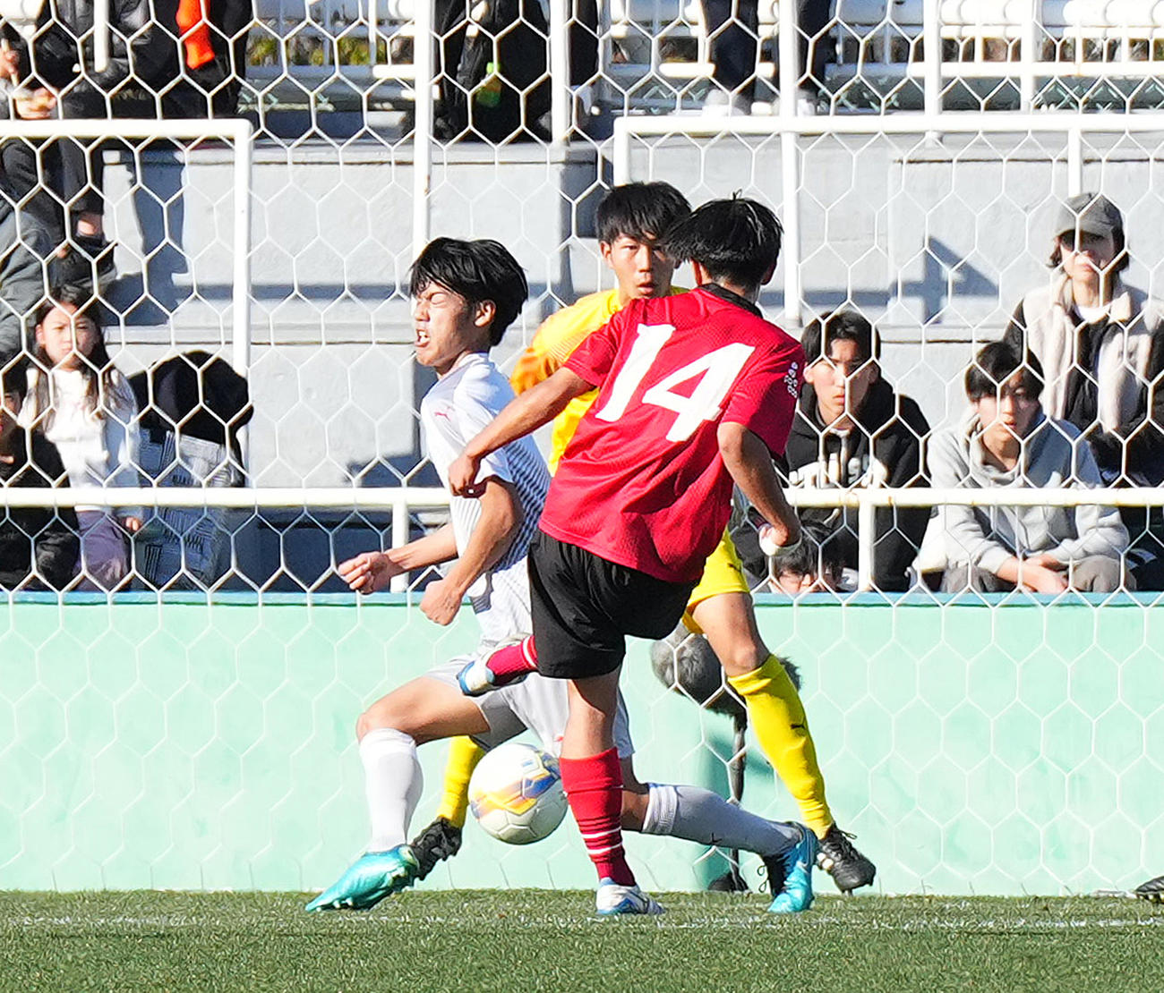 帝京大可児対大分鶴崎　後半、ゴールを決める帝京大可児・青木（中央）（撮影・菅敏）