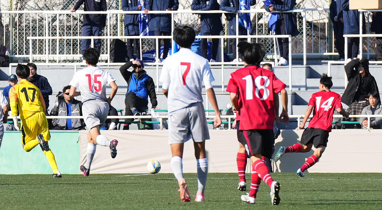 帝京大可児対大分鶴崎　後半、ゴールを決める帝京大可児・青木（右端）（撮影・菅敏）