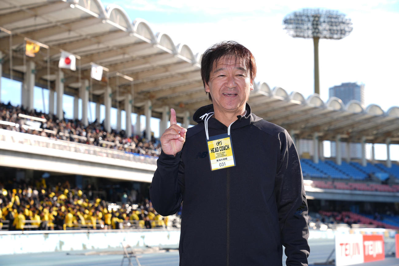 東海大相模対草津東　選手権初勝利の東海大相模・有馬監督は指を1本立てて写真に納まる（撮影・垰建太）
