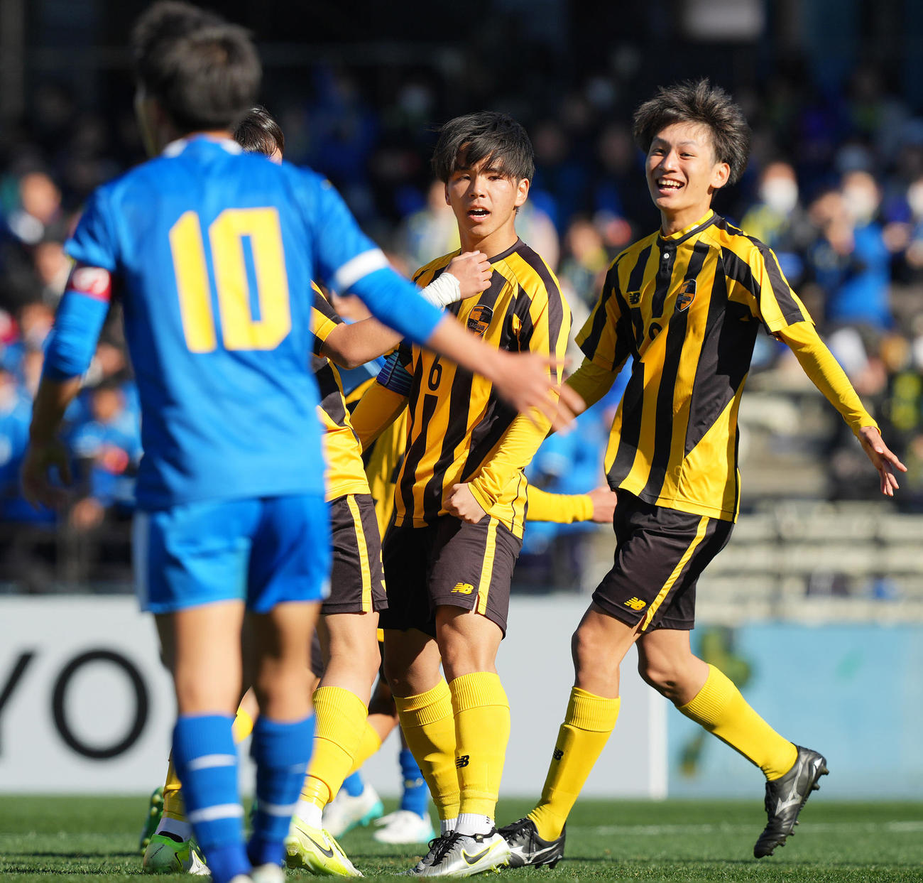 東海大相模対草津東　前半、ヘディングでゴールを決めチームメートと喜ぶ東海大相模・長井（中央）（撮影・垰建太）
