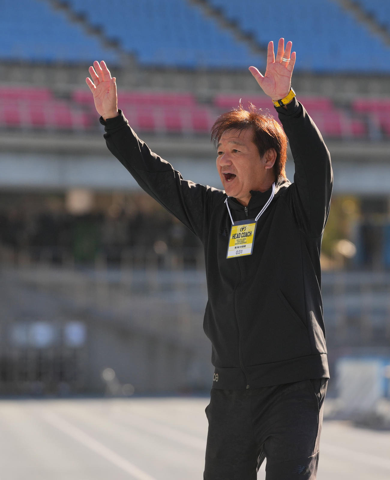 東海大相模対草津東　劇的勝利で応援スタンドに手を振る東海大相模・有馬監督（撮影・垰建太）
