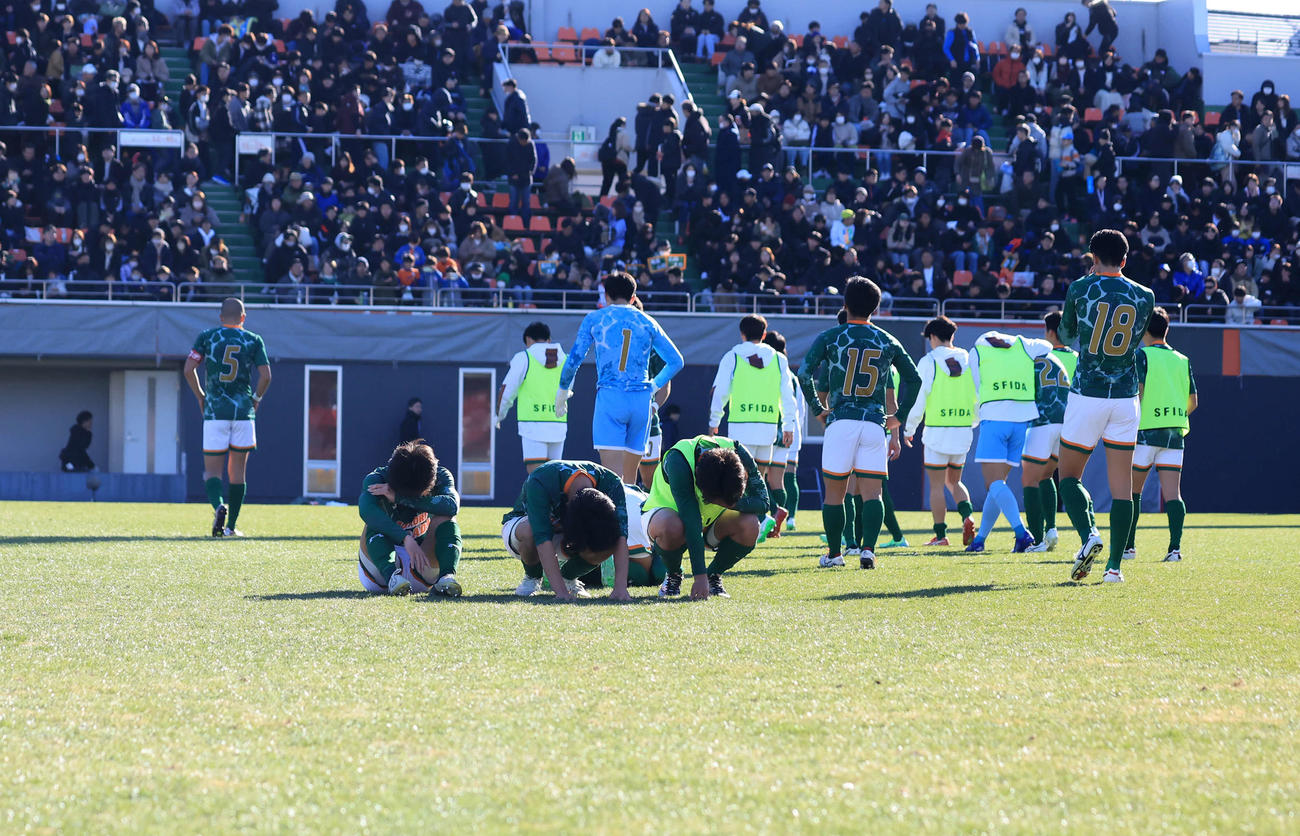 青森山田対高川学園　1－2で初戦敗退を喫し、泣き崩れる青森山田イレブン（撮影・浅見桂子）