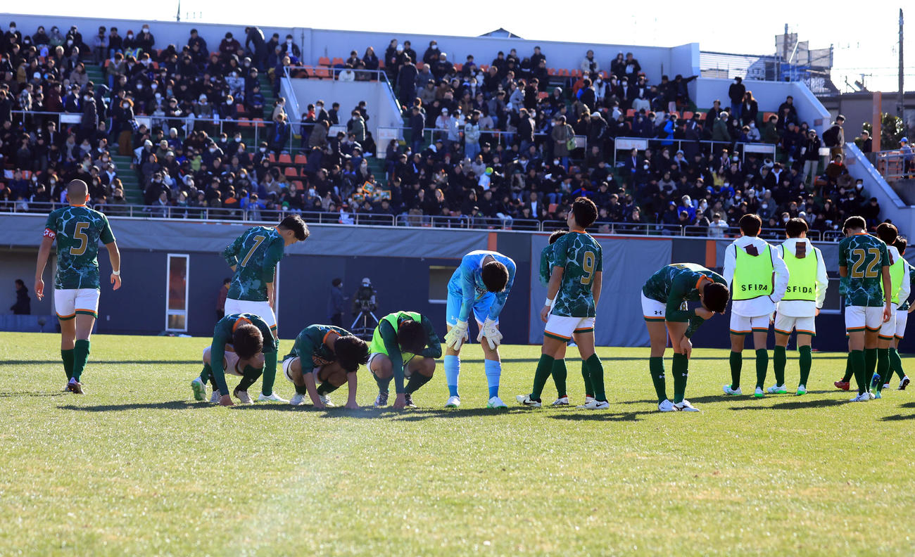 青森山田対高川学園　1－2で初戦敗退を喫し、泣き崩れる青森山田イレブン（撮影・浅見桂子）
