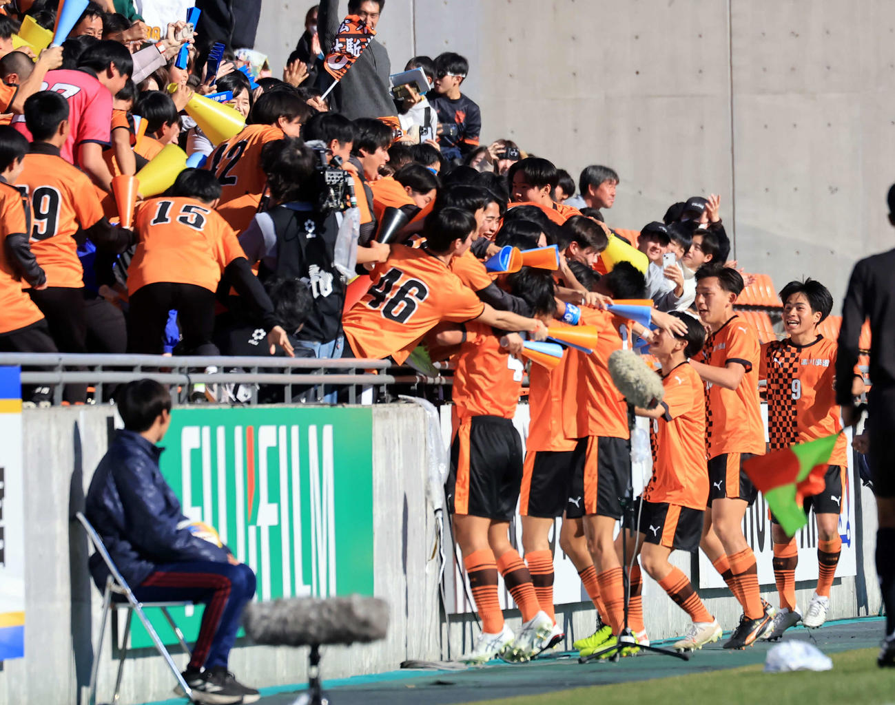 青森山田対高川学園　後半、先制ゴールを決め喜ぶ高川学園・大森（右から2人目）はスタンドの応援団と喜び合う（撮影・浅見桂子）