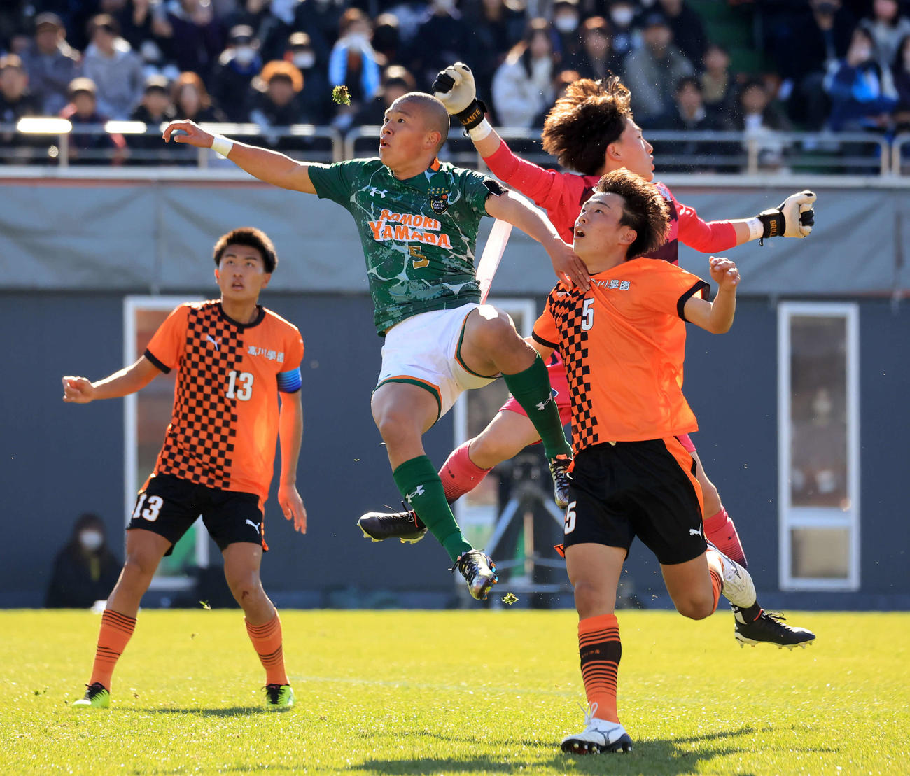 青森山田対高川学園　前半、ヘディングでゴールを狙う青森山田・小沼（中央）（撮影・浅見桂子）