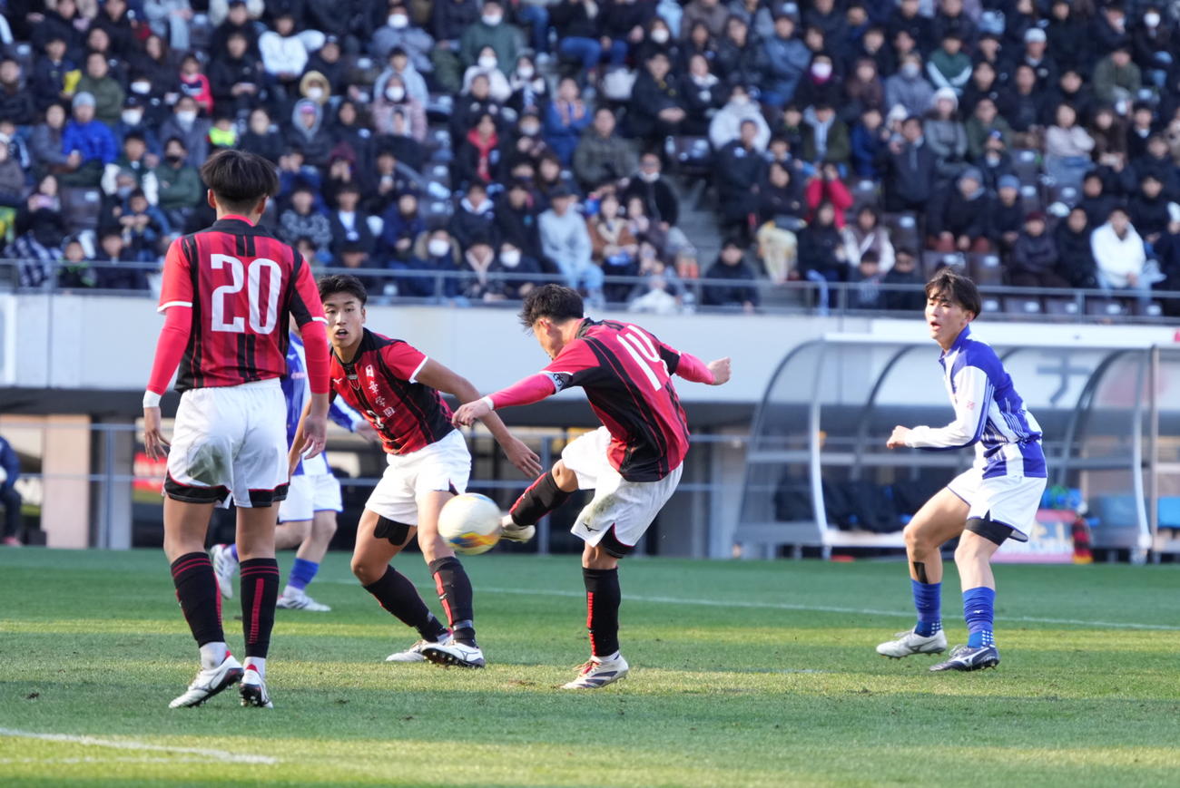 矢板中央対日章学園　後半、こぼれ球をシュートする日章学園・高岡（撮影・小沢裕）