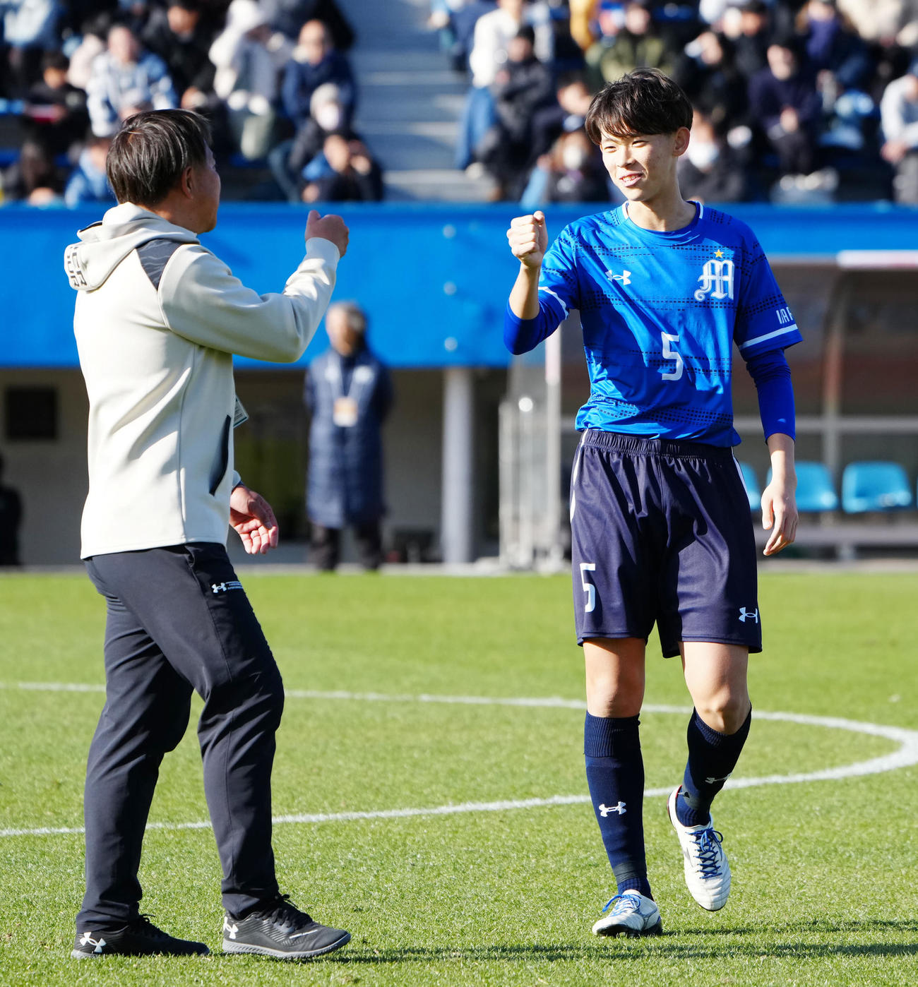 明秀学園日立対近大和歌山　試合後、あいさつに向かう明秀学園日立・菅野（右）（撮影・江口和貴）