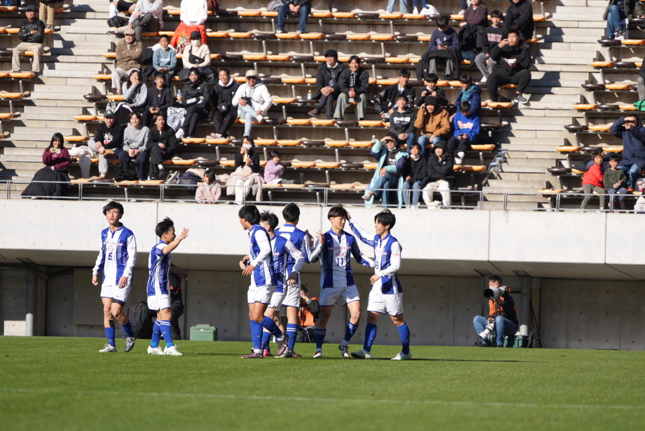 矢板中央対日章学園　後半、矢板中央・朴大温（右から2人目）はゴールを奪いイレブンの祝福を受ける（撮影・小沢裕）