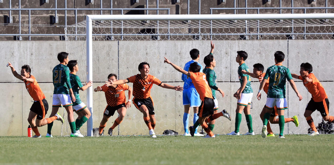 青森山田対高川学園　後半、先制ゴールを決め喜ぶ高川学園・大森（左から4人目）とがっくりの青森山田イレブン（撮影・浅見桂子）