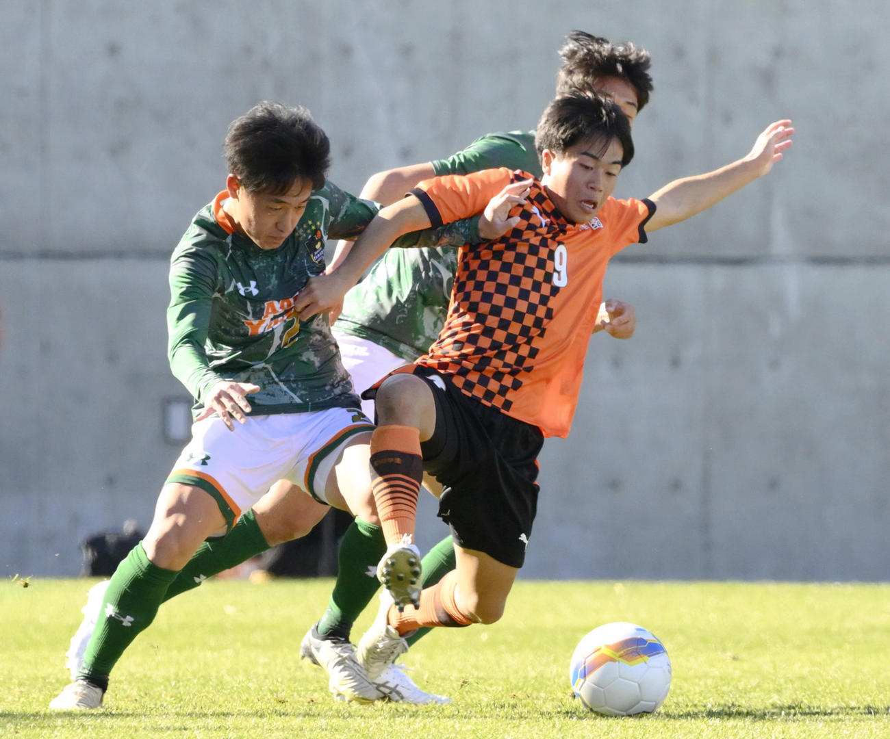 青森山田対高川学園　前半、競り合う青森山田・中島（左）と高川学園・田坂＝NACK5（共同）