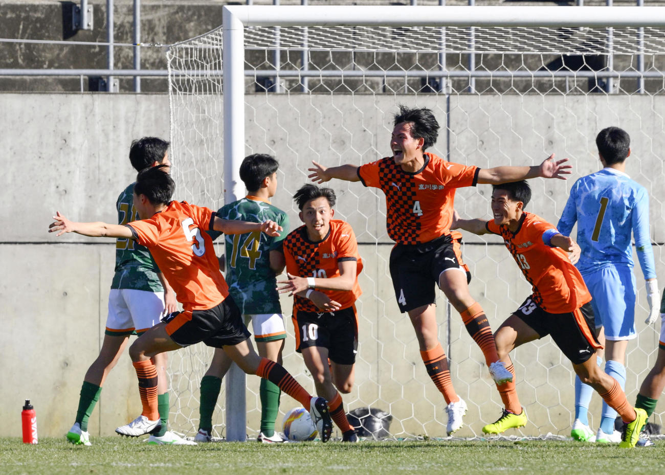 青森山田対高川学園　後半、先制ゴールを決め駆け出す高川学園・大森（中央）＝NACK5（共同）