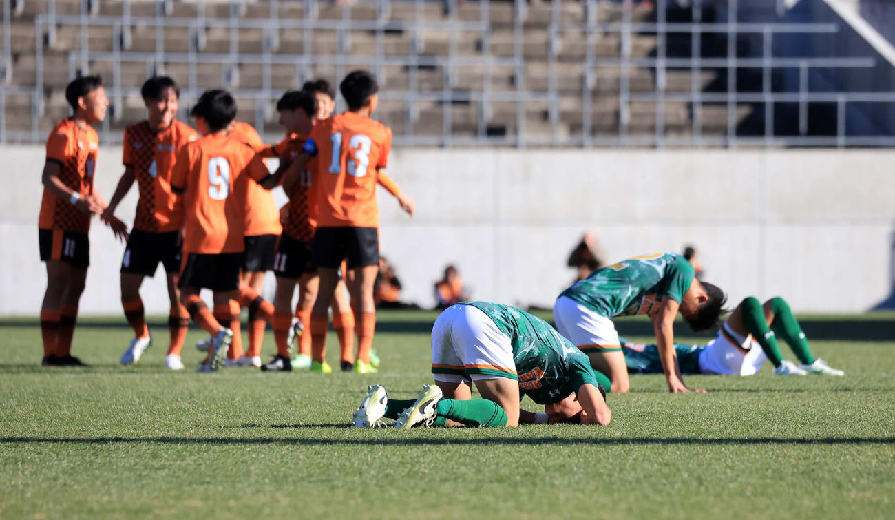 青森山田対高川学園　1－2で初戦敗退を喫し、泣き崩れる青森山田イレブン（撮影・浅見桂子）
