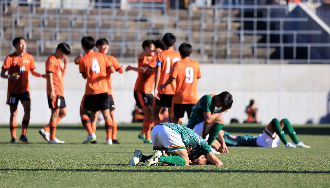 青森山田対高川学園　1－2で初戦敗退を喫し、泣き崩れる青森山田イレブン（撮影・浅見桂子）