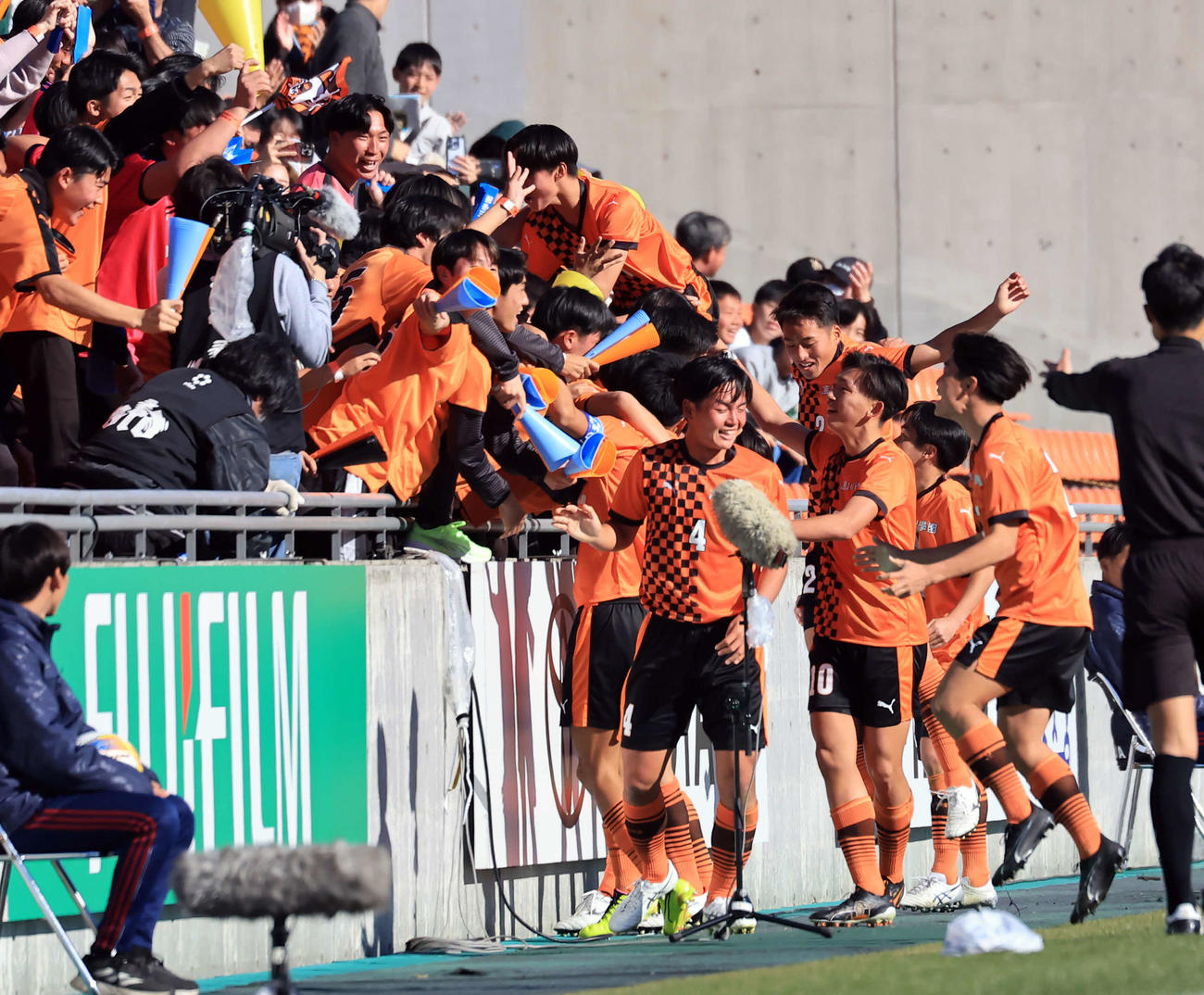 青森山田対高川学園　後半、先制ゴールを決め喜ぶ高川学園・大森（10番）はスタンドの応援団と喜び合う（撮影・浅見桂子）