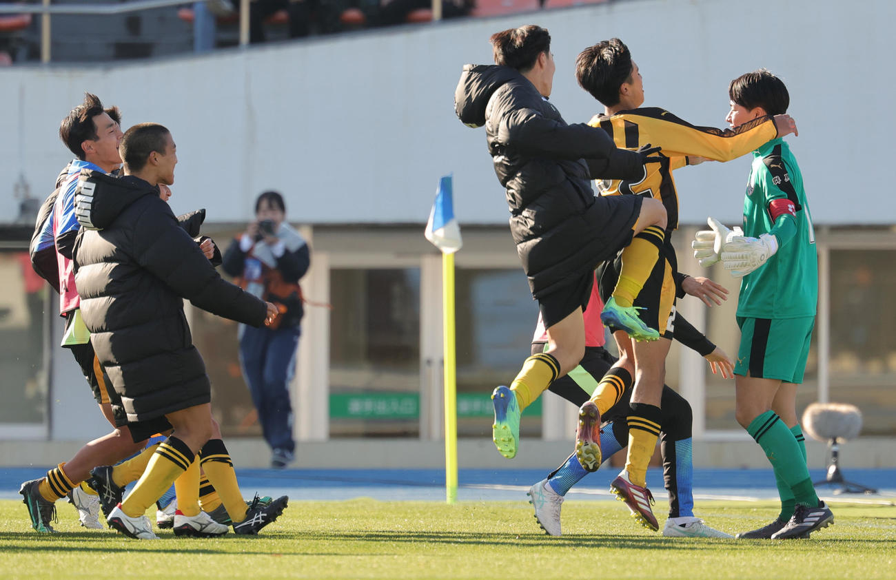 前橋育英対愛工大名電　PK戦で勝利し、GK藤原優希（右端）のもとに走る前橋育英の選手たち（撮影・野上伸悟）