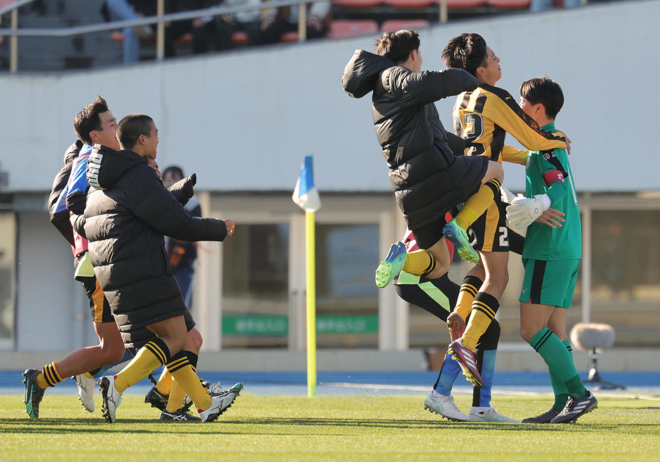 前橋育英対愛工大名電　PK戦で勝利し、GK藤原優希（右端）のもとに走る前橋育英の選手たち（撮影・野上伸悟）
